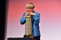 R-1優勝トロフィーを慈しむお見送り芸人しんいち。