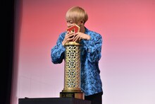 R-1優勝トロフィーを慈しむお見送り芸人しんいち。