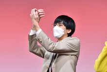 ギャグを披露するカベポスター永見。