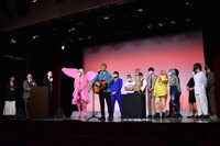 お見送り芸人しんいちが歌ネタ「ぼくの好きなR-1グランプリ」を披露している様子。