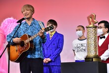 歌ネタ「ぼくの好きなR-1グランプリ」を披露する、お見送り芸人しんいち。