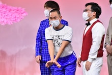 「1万円を胸の間に挟んで“エッチ万円”」との一発ギャグを披露するソマオ・ミートボール（中央）。