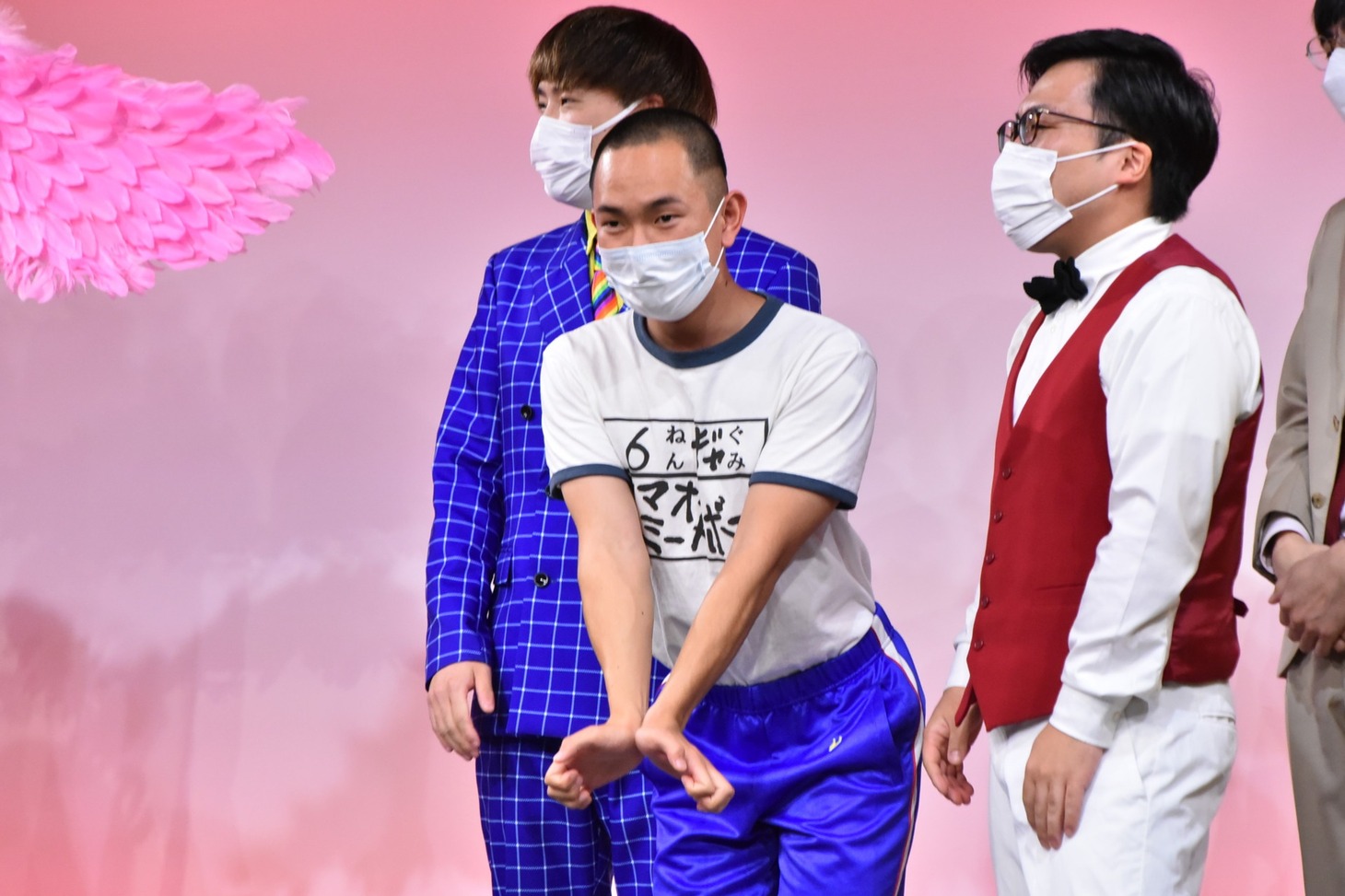 「1万円を胸の間に挟んで“エッチ万円”」との一発ギャグを披露するソマオ・ミートボール（中央）。
