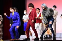 会見終了後も自主的にポーズを取り続ける（手前左から）サツマカワRPG、ぱーてぃーちゃんのすがちゃん最高No.1と信子。