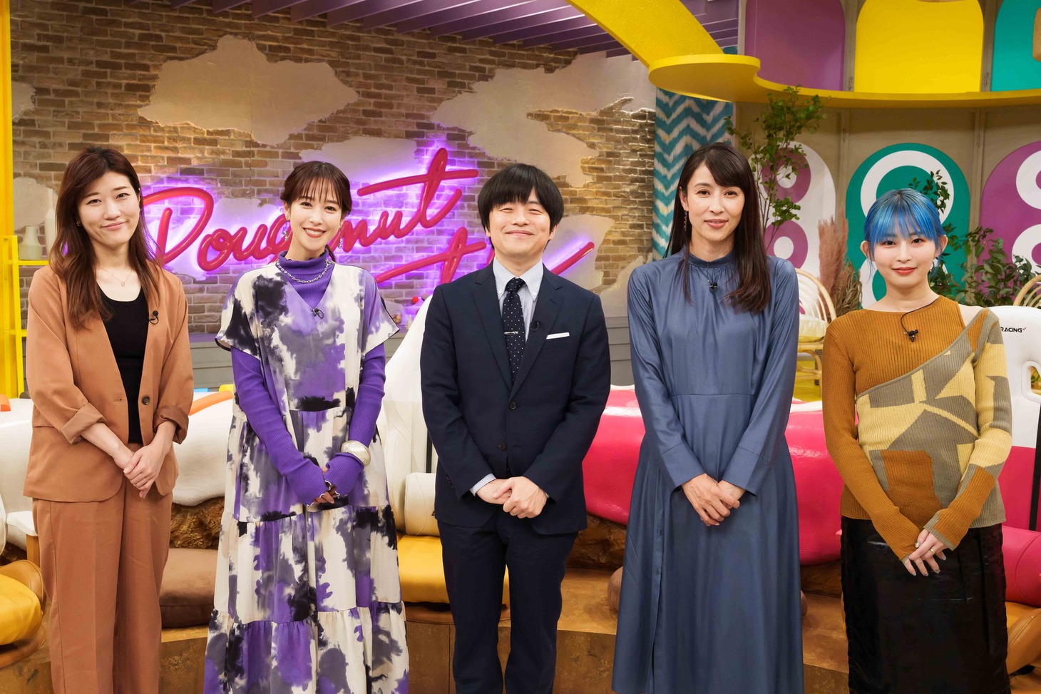 「ドーナツトーク」に出演する（左から）ヒコロヒー、鷲見玲奈、バカリズム、水野美紀、PORIN。(c)CBC