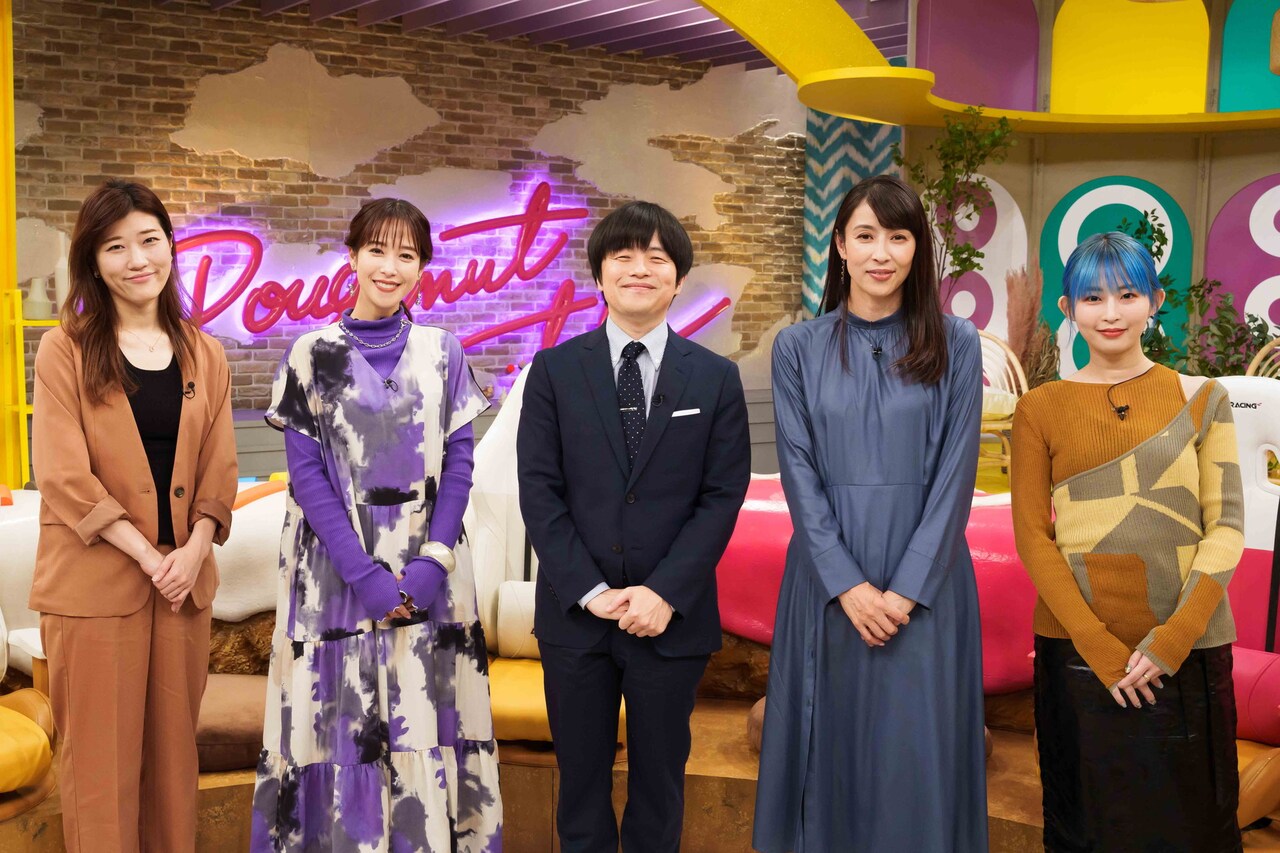 「ドーナツトーク」に出演する（左から）ヒコロヒー、鷲見玲奈、バカリズム、水野美紀、PORIN。(c)CBC
