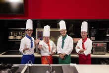 「芸人シェフ4」の（左から）こがけん、ダイアン津田、とろサーモン村田、チュートリアル福田。(c)ABCテレビ