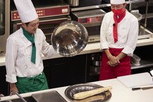 脇役食材を前にする、とろサーモン村田とチュートリアル福田。(c)ABCテレビ