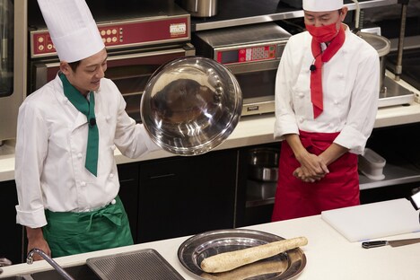 脇役食材を前にする、とろサーモン村田とチュートリアル福田。(c)ABCテレビ