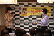 著者のおいでやす小田ともう中学生（左）のトークの様子。