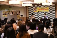 「僕はどうしても捨てられない。」を読んだあとの様子を来場者に再現してもらうもう中学生（左）。来場者はしゃきっとしている。