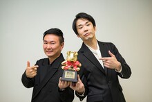 「anan AWARD 2022」ボディメイク部門を受賞したかまいたち。(c)anan AWARD 2022