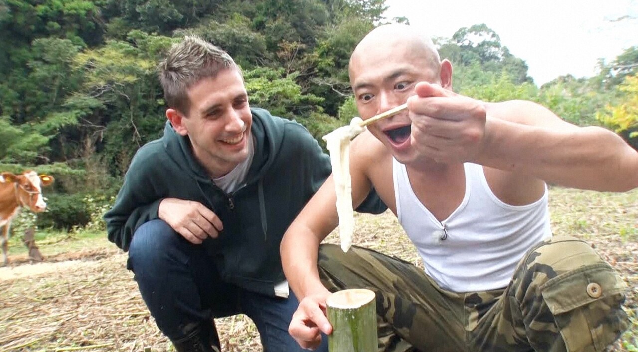 山ごもりで本格カルボナーラ調理に挑むあばれる君と、タッグを組むアンドレア（左）。(c)TBS