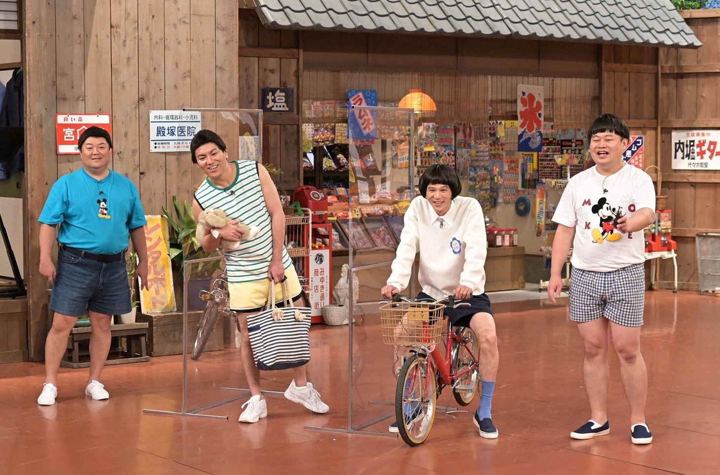左から、ブラックマヨネーズ小杉、狩野英孝、モグライダー。(c)TBS