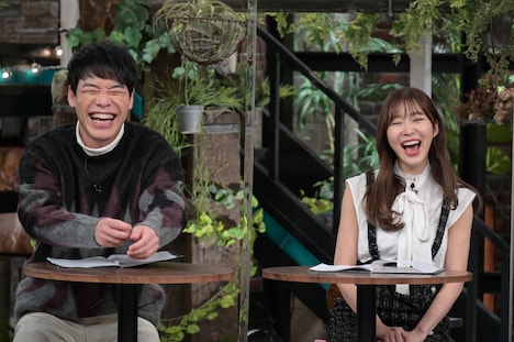 左からMCの麒麟・川島、指原莉乃。