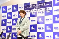 囲み取材に応じるEXITりんたろー。。