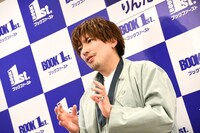 囲み取材に応じるEXITりんたろー。。