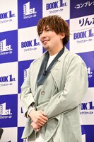 囲み取材に応じるEXITりんたろー。。