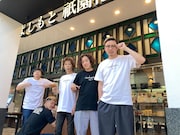 「よしもと祇園花月×HASE2 TEE」を着用した(左から)もも、ティーアップ長谷川、ガクテンソク。