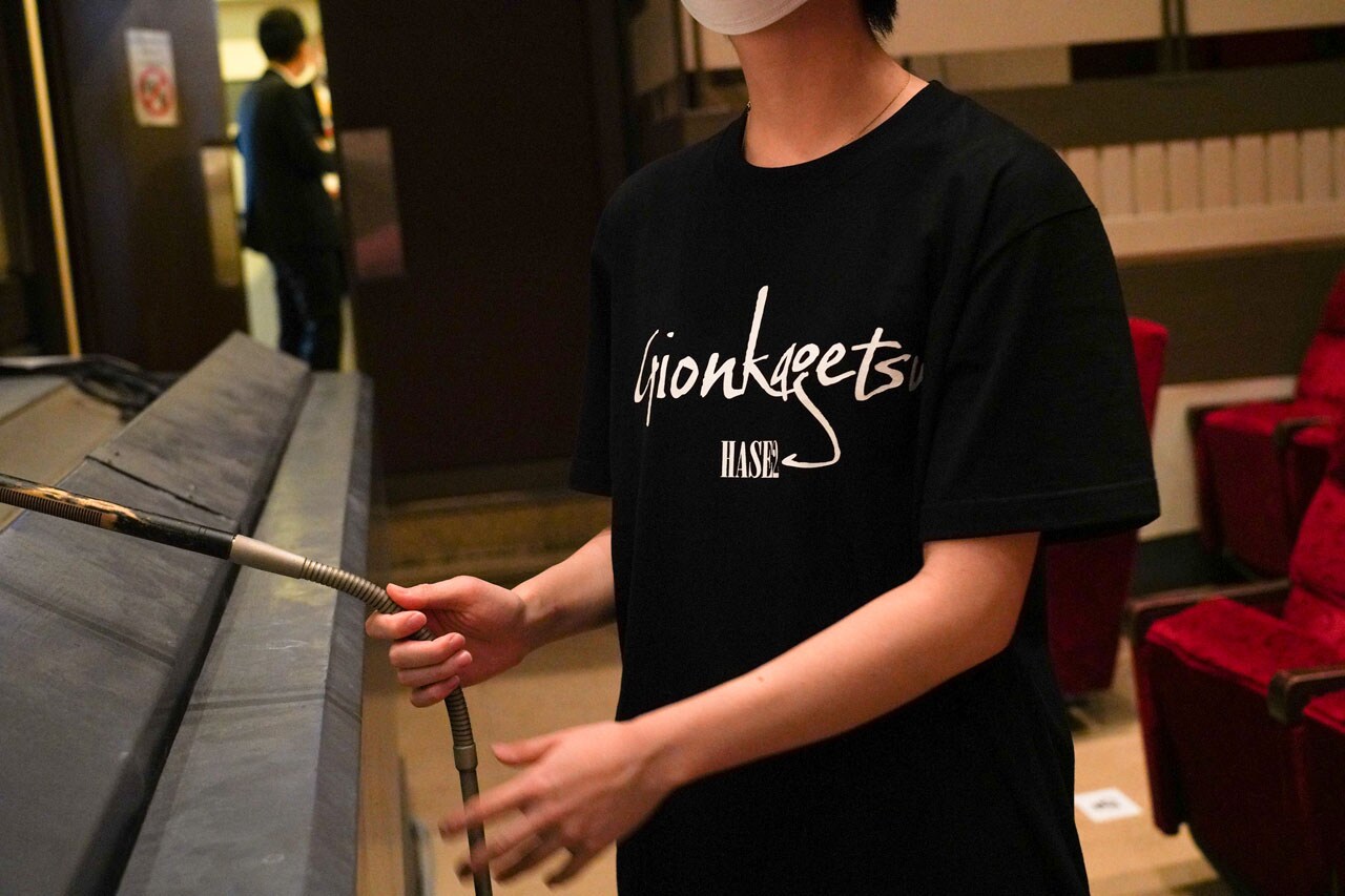 劇場からこのままランチに行ける祇園花月スタッフTシャツを長谷兄