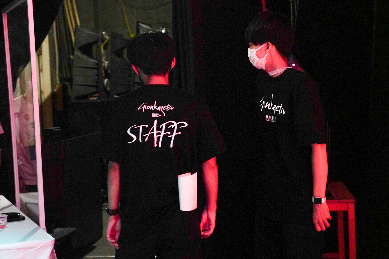 「よしもと祇園花月×HASE2 TEE」の着用イメージ。