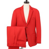 メイプル超合金カズレーザーモデル「赤パジャマスーツ」。