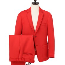 メイプル超合金カズレーザーモデル「赤パジャマスーツ」。