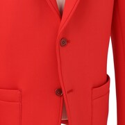 メイプル超合金カズレーザーモデル「赤パジャマスーツ」。