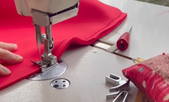 動画「赤パジャマスーツください！総集編」より。