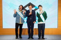 見取り図と日本eスポーツ連合会長の岡村秀樹氏（中央）。