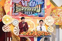 MCの小籔千豊（左）とフットボールアワー後藤（右）。