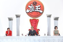 左からお～い！久馬、千原ジュニア、竹上萌奈アナウンサー。