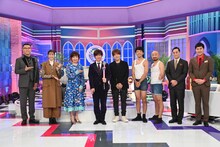 「内村と相棒」の「名曲誕生!? 誰でもソングライターズ」に出演する（左から）シソンヌ長谷川、佐藤栞里、清水ミチコ、内村光良、小渕健太郎、どぶろっく、きつね。(c)フジテレビ