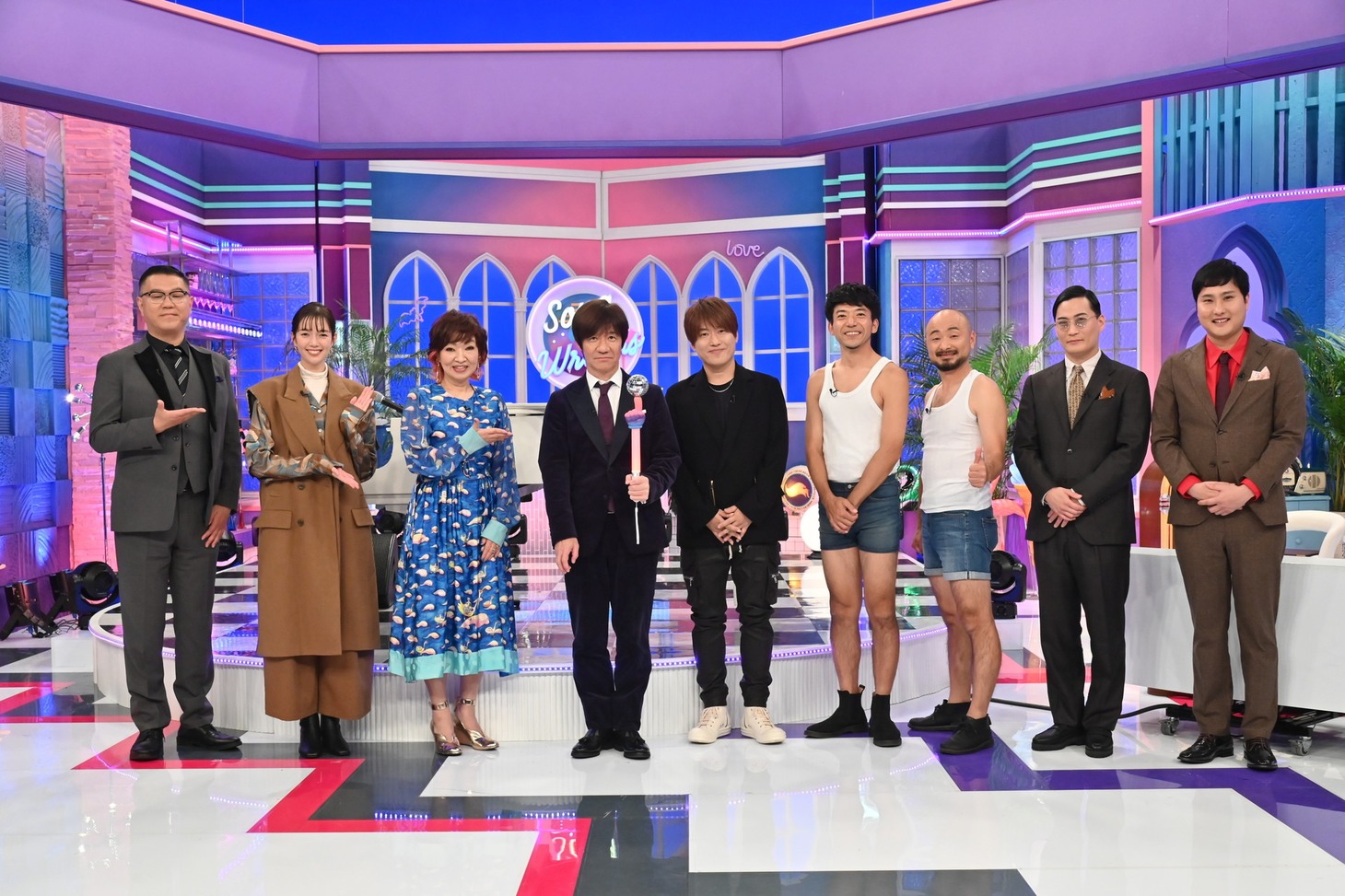 「内村と相棒」の「名曲誕生!? 誰でもソングライターズ」に出演する（左から）シソンヌ長谷川、佐藤栞里、清水ミチコ、内村光良、小渕健太郎、どぶろっく、きつね。(c)フジテレビ