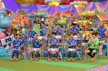 番組に出演する（前列左から）ナインティナイン矢部、千鳥ノブ、土田晃之、おぎやはぎ小木、EXITりんたろー。、（後列左から）ぺこぱシュウペイ、霜降り明星せいや、カカロニすがや。(c)テレビ朝日