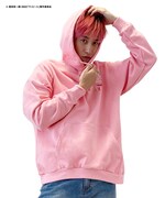 UTA LIVEパーカーを着用するEXIT兼近。