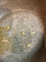 ごま油でにんにくを炒める。