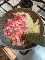 スライスした玉ねぎ、牛肉を炒める。