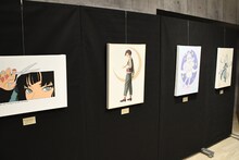 「蛙亭中野イラスト展 お初です、わこつ！」の様子。