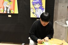 サイン会を実施する蛙亭・中野。