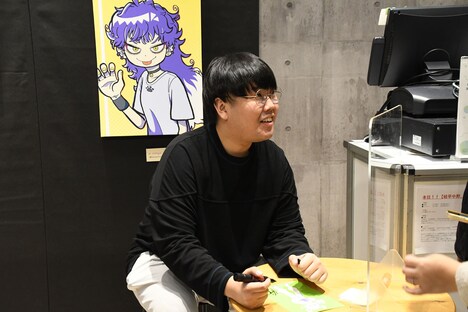 サイン会を実施する蛙亭・中野。