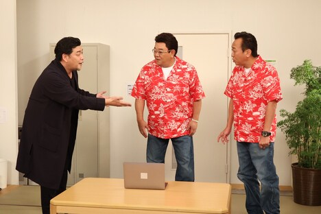 サンドウィッチマンとさまぁ～ず三村。(c)フジテレビ