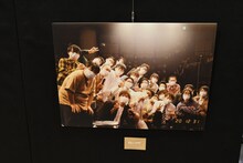 写真展「蛙亭イワクラ写真展 だいすきなひとたち」の様子。