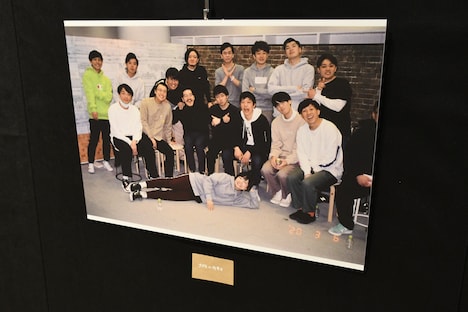 写真展「蛙亭イワクラ写真展 だいすきなひとたち」の様子。