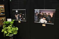 写真展「蛙亭イワクラ写真展 だいすきなひとたち」の様子。