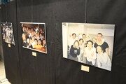 写真展「蛙亭イワクラ写真展 だいすきなひとたち」の様子。