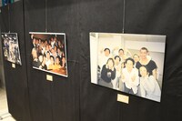 写真展「蛙亭イワクラ写真展 だいすきなひとたち」の様子。