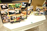 写真展「蛙亭イワクラ写真展 だいすきなひとたち」の様子。