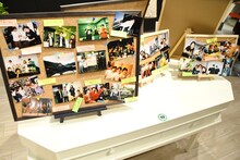 写真展「蛙亭イワクラ写真展 だいすきなひとたち」の様子。