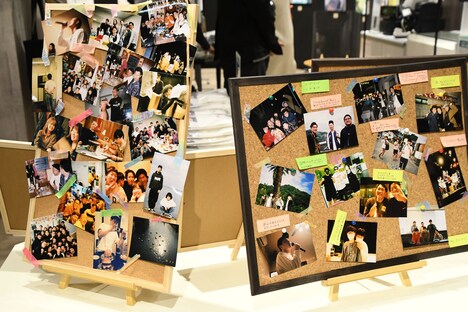 写真展「蛙亭イワクラ写真展 だいすきなひとたち」の様子。